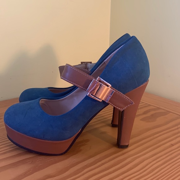 Blue/brown heel with Velcro strap. Nice gold buckle detail. - Picture 1 of 4